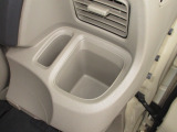 運転席と助手席にはドリンクホルダーがあります。取りやすい位置にありますからドライブも楽しくなりますね!