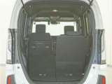 2列目シートは左右独立で倒すことができます。3人乗車状態でより多くの荷物を積むことができます。