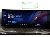 クルマの頭脳ともいえる、管理システム、iDrive。ナビだけではなく、オーディオ操作や車両情報の表示などをコントロールできます。便利さと安全性の向上にも繋がっています。