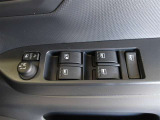 運転席からすべての窓を開閉できます。