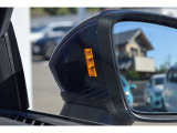 後方から車両が接近した際にドライバーへ知らせる、サイドアシストの警告表示。安全確認をサポートする便利な装備です。