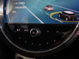 インパネ中央のアイコニックなディスプレイに映し出されるのが最大の特徴です。現行モデルでは高精細な有機EL(OLED)を採用し、タッチや音声で直感的に操作できます。