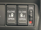 【両側パワースライドドア】スマートキーや運転席のスイッチで後席両側スライドドアの開閉が可能♪電動だから力を入れてドアを開ける必要が無く、小さなお子様でも簡単に開け閉めでき快適です♪