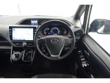 スポーティームード溢れる運転席周りですね。 クイックなドライビングに対応できるよな運転席回りになっています。 ドライブがますます楽しくなりますね!