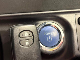 【スマートキー】カバンやポケットに入れたままでもドアの施錠・解錠が可能なスマートキーを装備。エンジンのオン・オフ時もカギを取り出す必要が無いからとっても便利です♪