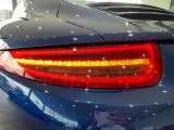薄型化された991型特有のLEDテールランプ。視認性が高く後続車からの認知もスムーズです。