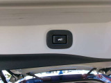 トランクが電動で開きます。運転席からも操作できます。手を使わないでも開けれます。
