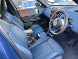 【運転席シート】人間工学に基づき形成した形状が長時間のドライブ疲労も軽減します。すべての走りを特別な出来事に変える様に設計されています。