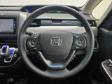 ドライバーの操作性に配慮したステアリング。快適な運転をサポートします。