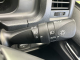 ウインカーやライト類の表示がレバーに記され、必要な操作を確認しやすい配置です。AUTOの表記も見られ、状況に応じた灯火の操作に役立つ装備です。