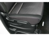 運転席には座面高の調整ができるチルト機構やアームレストも付いています。