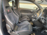 ●前席:ゆったりとしたドライバースペースで、長時間の運転でも快適にお過ごしいただけます。