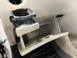 グローブボックスなどの多彩で便利な収納が設けられています。