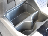 ★センターコンソールトレー★車内の小物や荷物をすっきり整理でき、必要な物をすぐ取り出せます。散らかりを防ぎ、日常使いからお出かけまで快適な車内空間を保ちます!ドリンクホルダー機能もございます。