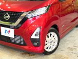 【LEDヘッドライト】悪天候や夜間走行時も良好な視界を確保し安心して運転できる高輝度LEDヘッドライトを装備!点灯速度が早く、消費電力も抑えられています。