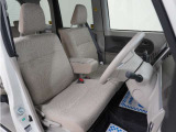 運転席のスペースはゆったりしていて、視界も広く確保されているので普段の運転からロングドライブまで快適です。