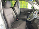 運転席まわりには十分なスペースがあり、大柄な方でもゆったり運転していただける環境です。