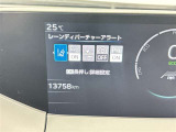 レーンディパーチャーアラートとは車線または走路からの逸脱の可能性を警告すると共に、車線または走路からの逸脱を避けるためのハンドル操作の一部を支援する機能です。詳細は販売店スタッフまでおたずねください。