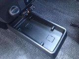 インパネシフトで広々とした足元にはセンターフロアトレイ。カバンを置いたり、ボックスティシューを置いたりと貴方次第に。