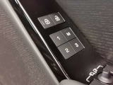 【メモリー機能】最大3名様まで、シートポジションを記憶していただきます。自分のポジションを素早く戻せるのはとても助かる機能ですね。