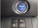 お車のキーはスマートキーです。キーを身につけた状態で車に近づき、ドアロックの解錠や施錠操作が出来ます。雨の日など両手がふさがっている時など、とっても便利ですね。