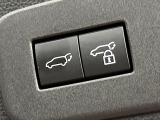【パワーバックドア】スマートキーや運転席のボタンを押すだけでリアゲートが自動で開閉します!荷物を持っている時や、高い位置にあるバックドアを閉める際に便利な機能です♪