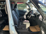 運転席シートリフター(ラチェット式)で、座面の高さも上下に動き、体格にあわせて調整ができます。