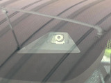 【ホンダセンシング】走行中に前方の車両等を認識し、衝突しそうな時は警報とブレーキで衝突回避と被害軽減をアシスト。より安全にドライブをお楽しみいただけます。