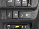 ホンダセンシングが装備されています。アダプティブレーダークルーズやレーンキープアシスト、車線逸脱防止機能なども備えていて、ロングドライブも快適で安全にお楽しみいただけます。