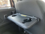 後部座席にはドリンクホルダーを備えたテーブルも装備しております♪とても嬉しい装備ですね☆