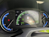 速度や燃料残量、シフト位置などをメーター内で確認でき、運転に必要な情報を把握しやすい配置です。表示がまとまり、走行前の確認にも便利にお使いいただけます。
