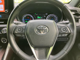 手元には複数のスイッチがまとまり、運転姿勢を保ちながら必要な機能を確認しやすい配置です。メーター類も視界に収まり、日常の運転時に扱いやすさを感じられます。