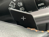 【パドルシフト】ハンドルから手を離さずに素早くシフトアップ&ダウンができるので、エンジンブレーキを使う下り坂や高速道路の合流で加速したい場面で役立ちます。