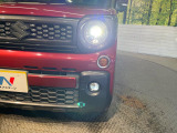 【LEDヘッドライト】悪天候や夜間走行時も良好な視界を確保し安心して運転できる高輝度LEDヘッドライトを装備!点灯速度が早く、消費電力も抑えられています。