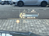 人気のヘッドアップディスプレイ!現在の車速、ナビゲーション・システムによるルート案内の矢印表示、チェック・コントロール、前車接近警告など、さまざまな情報をドライバーの視界内に直接表示いたします!