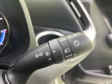 レバーには複数の表示があり、必要な機能を目で確かめやすい設計です。手元で扱えるため、運転姿勢を保ったまま操作しやすく、日常の運転を支えてくれます。
