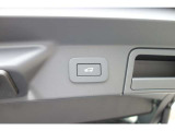 パワーテールゲートは、ボタン一つでテールゲートを自動的に開けたり閉めたりできるため、重い荷物を持っている場合でも、手を使わずに開閉できます。これにより、荷物を運ぶ際の負担が軽減されます。