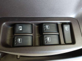パワーウィンドウスイッチで運転席から全席の窓の開閉ができます。