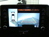 【全周囲モニター】車を上空から見下ろしたような映像をカーナビ画面に映し出し、車庫入れや縦列駐車をサポートしてくれます。