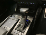 停車時のブレーキホールド機能に対応した電動パーキングブレーキ。渋滞や信号待ちで便利なブレーキホールド機能も装備されています