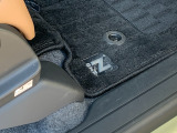 フロアマットです!純正用品のため車種のロゴも入っており特別感があります!はめるだけの社外フロアマットと違い留め具が付いているので、ずれて外れてしまうといったトラブルも防ぐことが出来ます!