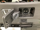 急速充電は車内のボタンを操作して開け、あとは充電コネクターを差すだけで充電開始します。