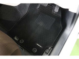 フロアマット標準装備。車内を清潔に保ちます。