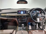 BMWの運転席はドライバーオリエンテッドという構造を採用。ドライバー目線の操作がしやすい設計になっており、ドライブ中にも目線の移動が少なく運転中にも簡単に操作ができます。