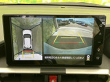 後方の映像に加えて車両周囲を確認できる表示があり、駐車時の安全確認をサポートします。ガイド線を目安にしながら、後退時の位置合わせにご活用いただけます。