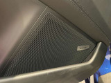 ドア部分のBOSEのスピーカーまわりにもデザイン性を感じられます。インテリアの細かな部分まで楽しめる一枚です。