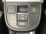 セレクトレバーの下に電子制御パーキングブレーキがあります。スイッチひとつで、停車した地点の傾斜などをシステムが検知・判断してブレーキ力を自動的に制御し、しっかり停車できるパーキングシステムです。