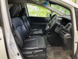 座面と背もたれにゆとりを感じる前席で、運転席まわりまで見渡しやすい室内です。落ち着いた色合いのシートと足元の空間が、日常の乗り降りを心地よく支えます。