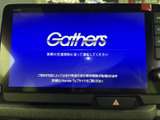 画面に情報が表示されるシンプルな構成で、運転中も内容を確認しやすい位置に備わっています。画面まわりのボタン類も見分けやすく、日常の移動をサポート。ナビやオーディオを利用する場面でも扱いやすい装備です。