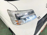白く明るい光で夜間走行をサポートするLEDヘッドランプを搭載